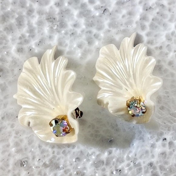 Vintage MCM Lucite plastic leaf & aurora borealis rhinestone clip earrings - Picture 1 of 4